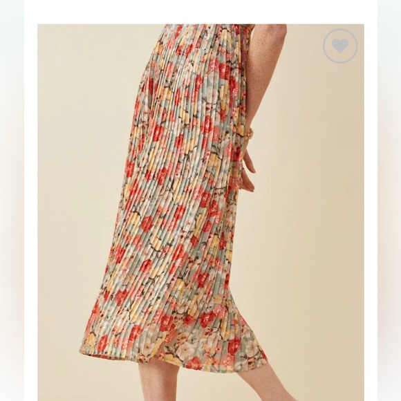 Floral dress with flutter sleeve and pleated skirt - Picture 5 of 9